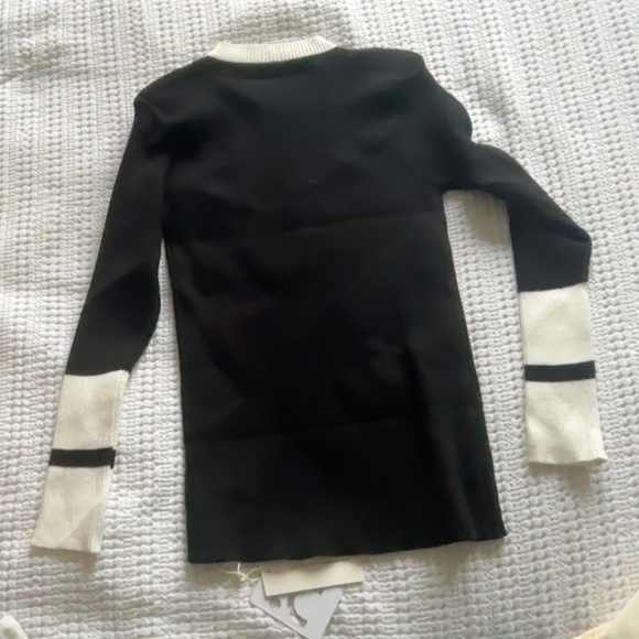 Commense Contrast Trim Slit Stretch Knit Top - Picture 1 of 5